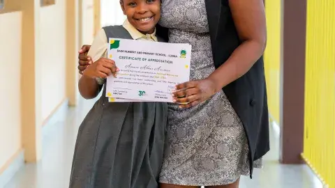 Awarding outgoing prefect (Almor)